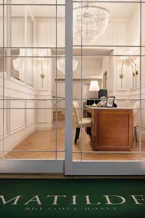 Foto dell'interno del Matilde Boutique Hotel, con parquet e lampadari eleganti