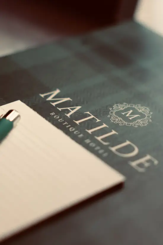 Dettaglio di un block notes con penna al Matilde Boutique Hotel