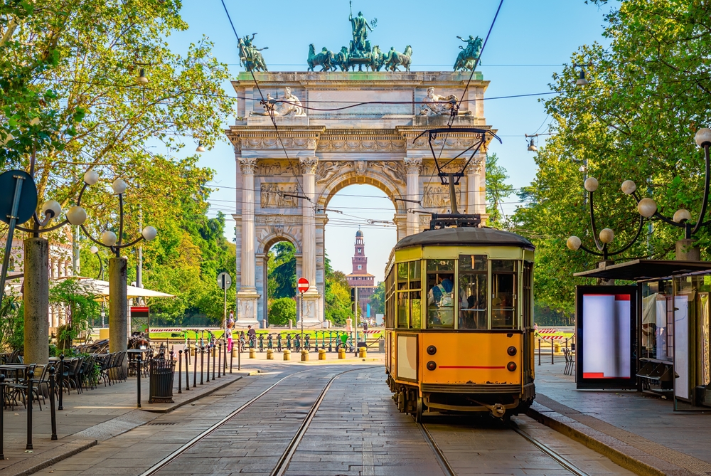 foto dell'Arco della Pace di Milano, con un tram in primo piano