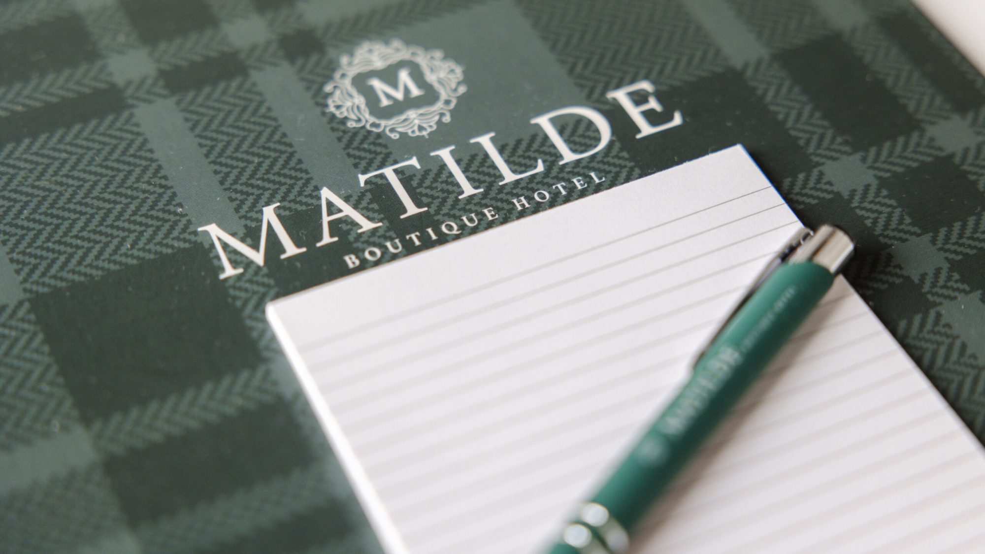 Dettaglio di un block notes con penna al Matilde Boutique Hotel