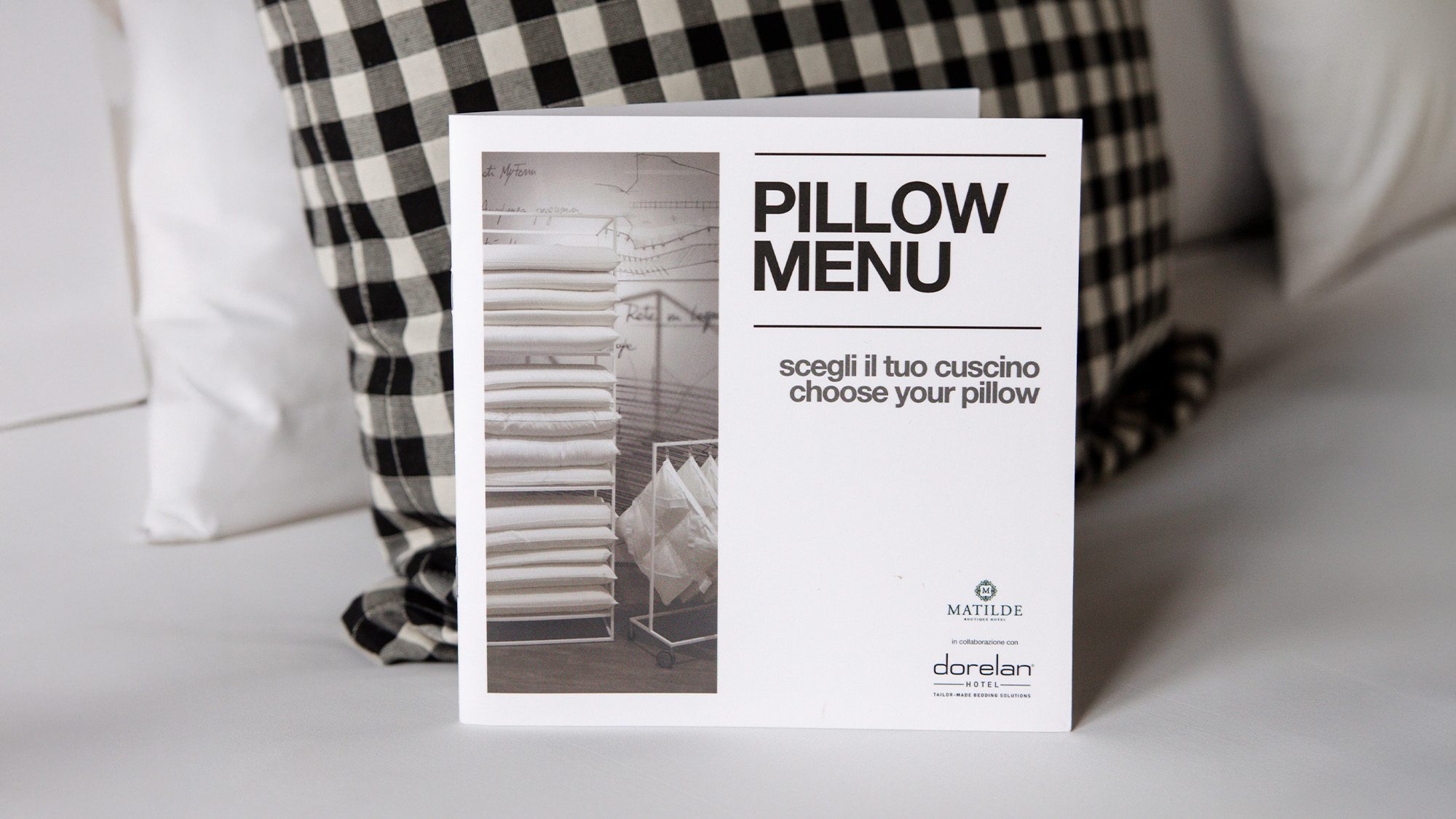 Foto con il catalogo per selezionare il cuscino